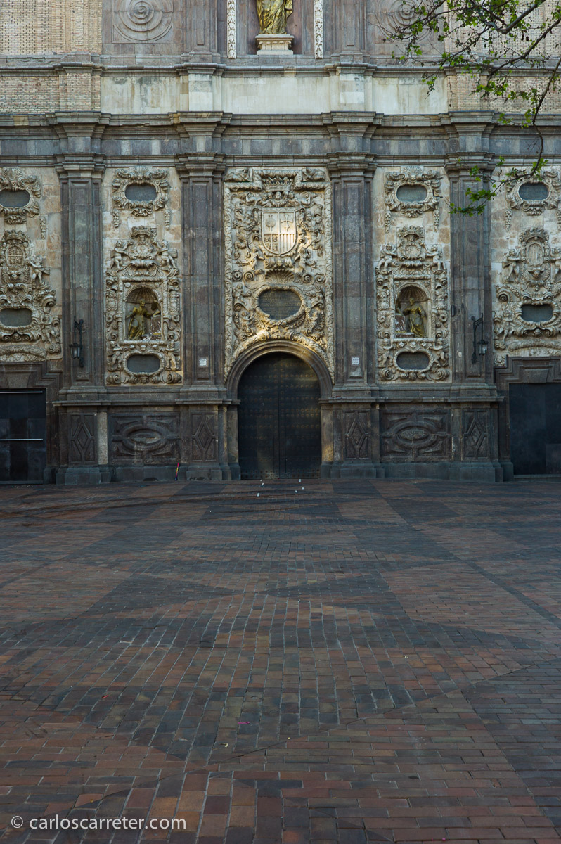 En la barroca fachada de la iglesia de San Cayetano (o Santa Isabel de Portugal) se aprecian las bondades de este pequeño objetivo, que lamentablemente ocupa un segundo plano entre los muchos prestigiosos de Leica.