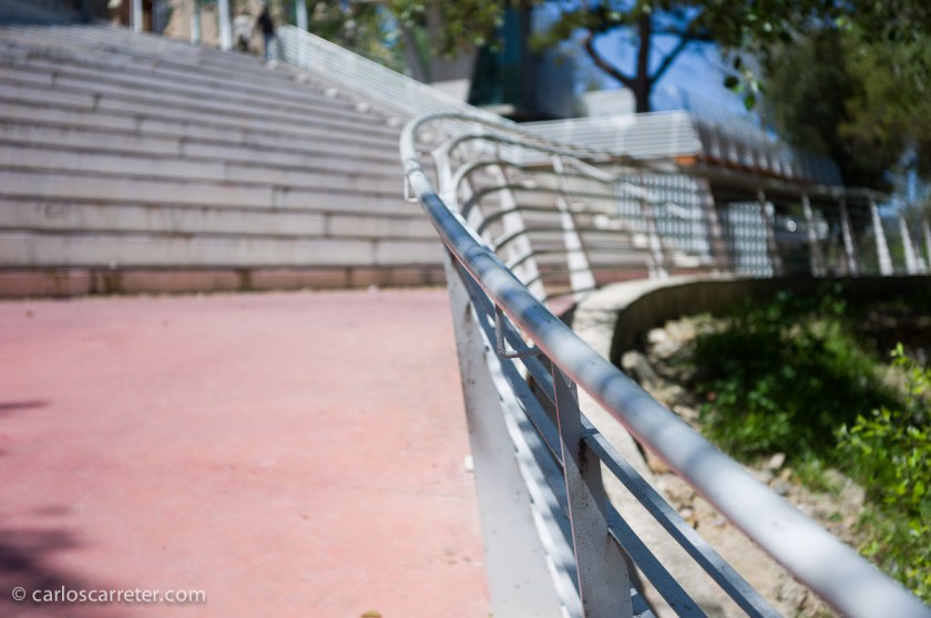 Nuevamente a plena apertura, con un punto de enfoque mucho más cercano, el efecto es más que razonable. Club Náutico, Zaragoza.