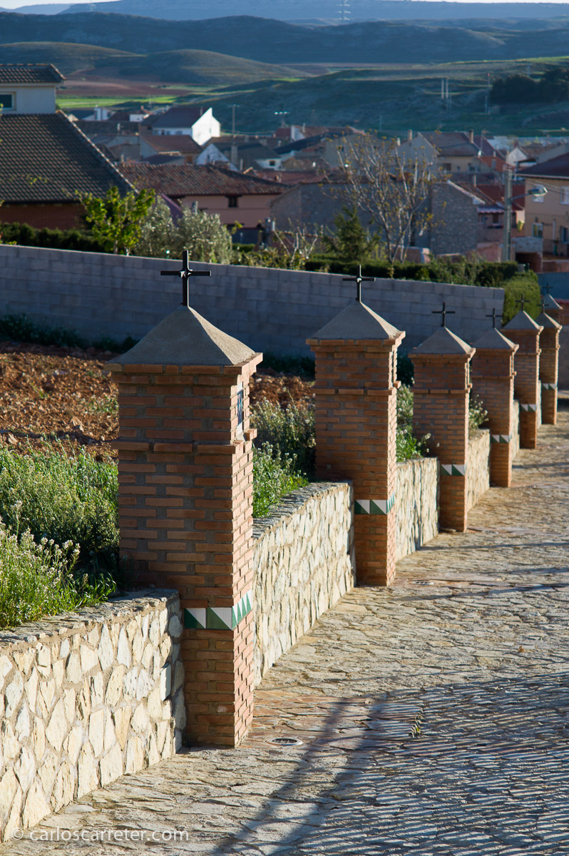 Con este objetivo, hay que tener cuidado en los contraluces, pero por lo demás cumple su misión. Via crucis en Muniesa, provincia de Teruel.