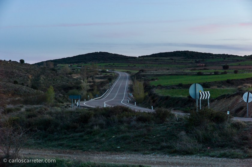 Me cuentan que uno de los defectos de las Leica de la generación M9 como la M-E, es que no se llevan bien con las sensibilidades altas. A 1250 ISO he obtenido algunas imágenes bastante razonables, como este paisaje cerca de Montalbán. Muy arriesgado porque he tenido que aclarar las sombras que es donde aparece el ruido. Si esto no es necesario, mucho mejor.