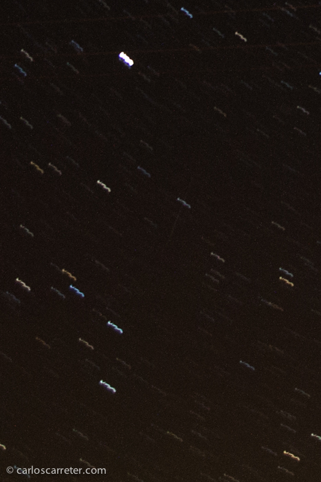 Débil trazo de un meteorito por debajo de la Osa Mayor.