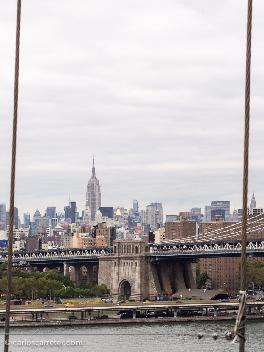 Los puentes que unen Manhattan con Brooklyn y Queens, por ejemplo el puente de Brooklyn, también suelen ser escenarios frecuentes, especialmente en persecuciones y escenas de acción