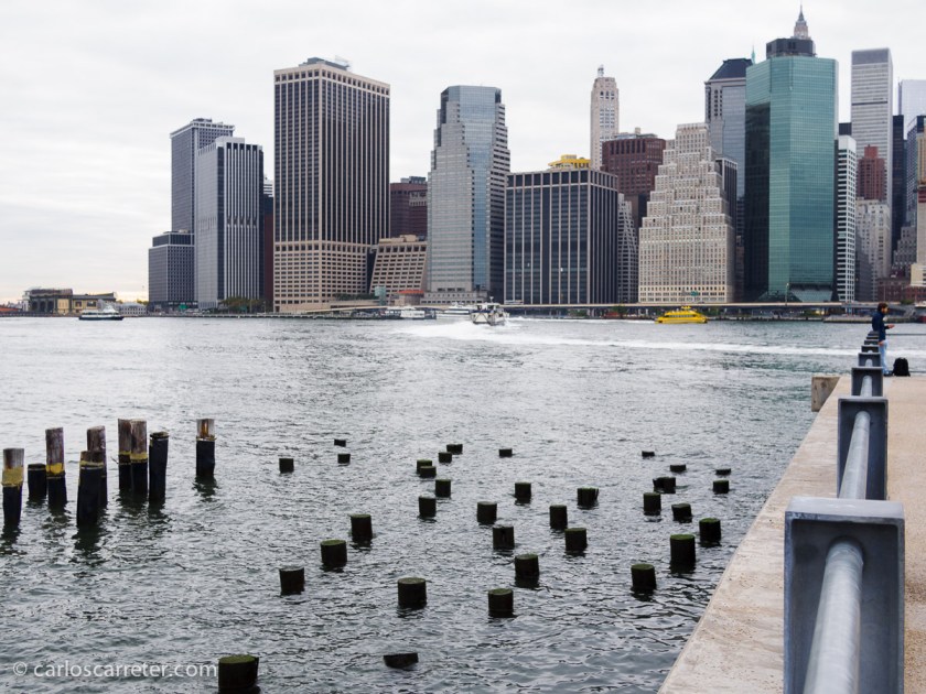 Y que no falte en un momento dado una vista de Manhattan desde la orilla de enfrente del East River, o un poco de acción en los muelles. Un clásico.
