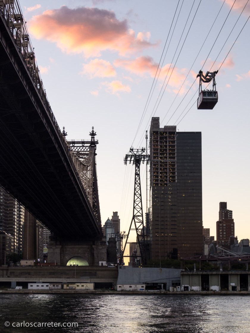 El teleférico de Roosevelt Island sale menos, pero también sale de vez en cuando, incluso con algún protagonismo. En White Collar tuvo importancia en un episodio.