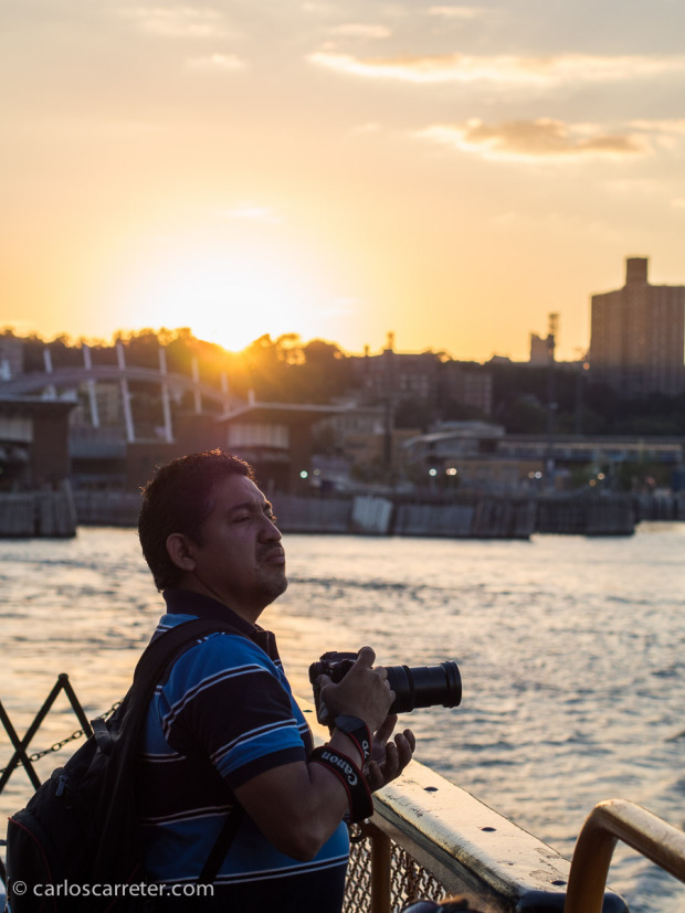 Desgraciadamente no tengo fotos de las estrellas, supernovas o planetas que visitan Campion y Purslane; así que me quedo en este planeta, en Nueva York, en una tarde en el ferry de Staten Island en el que el sol fue el protagonista.