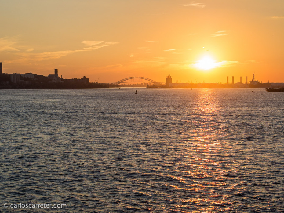 Programamos nuestro viaje en el ferry para coincidir con el ocaso, momento en que el sol que ilumina nuestras casas, se ocultó tras el horizonte en Nueva Jersey.