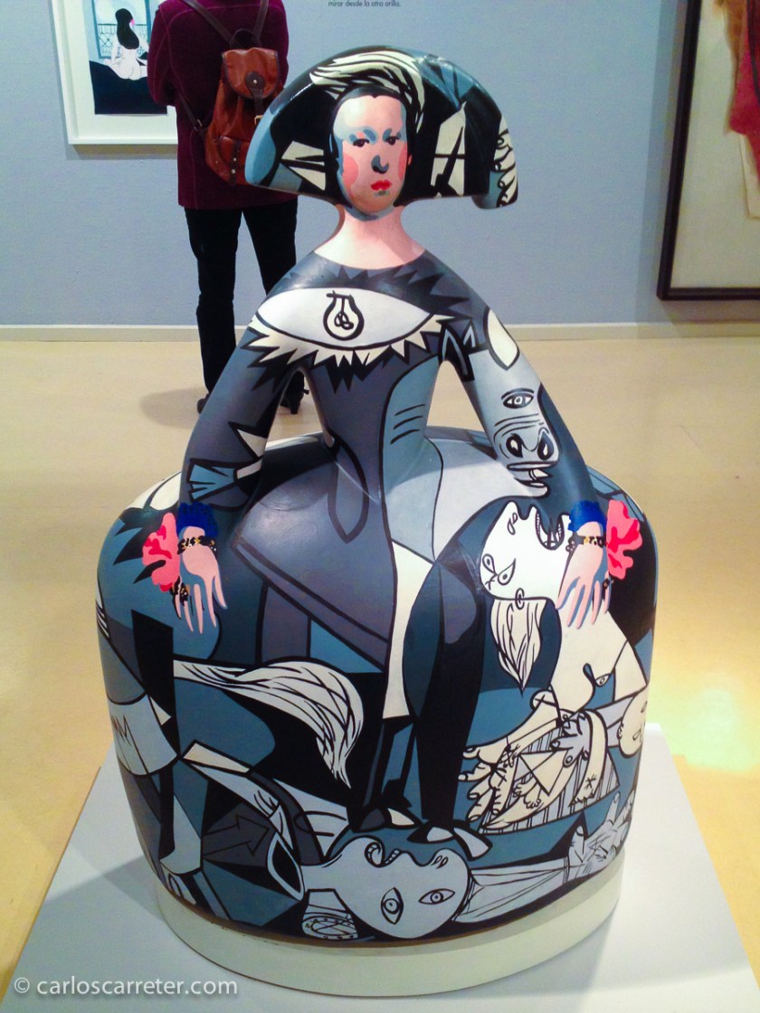 Una menina picassiana destaca entre otras obras de arte en una sala de exposiciones en la que, con carácter general, no dejan hacer fotos.