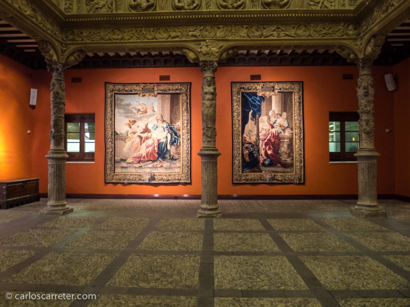 Escasa luz para el modesto captor de mi compacta en el Patio de la Infanta; pero creo que expresa bien la foto el carácter del monumento.