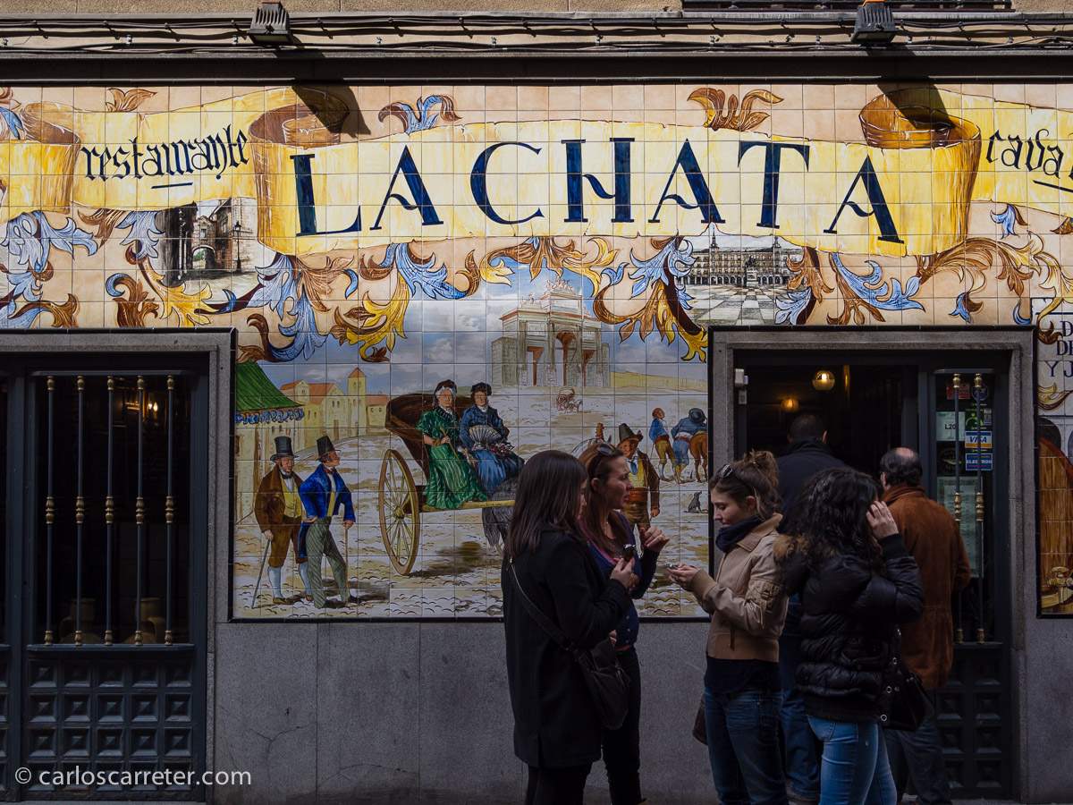 En Madrid, a principios de marzo, comimos en la calle de la Cava Baja, antes y después de ver algunas exposiciones, y después de hacerme con una estupenda Leica M2.