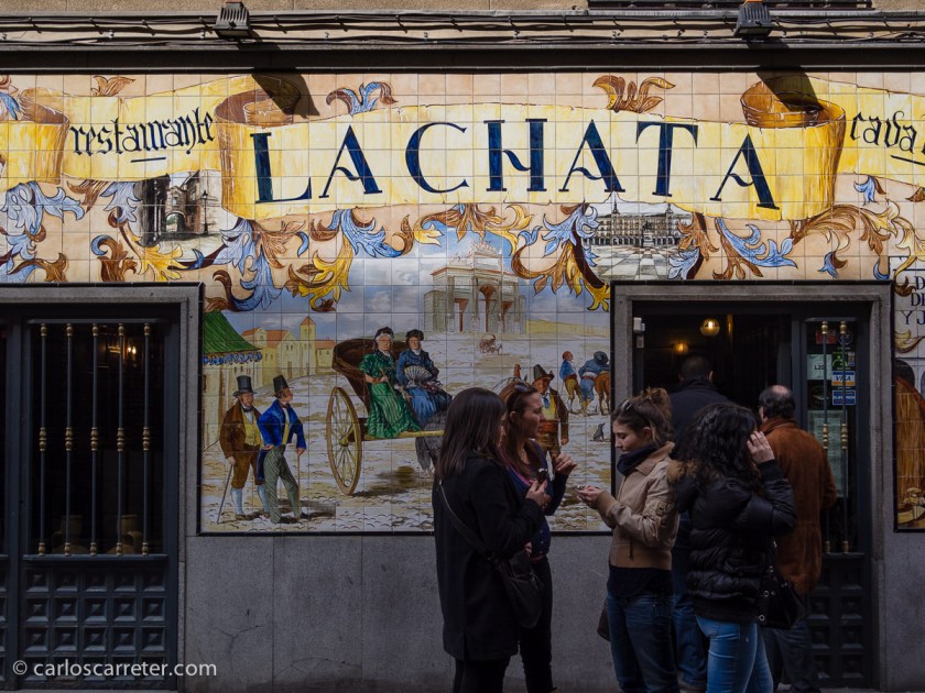 En Madrid, a principios de marzo, comimos en la calle de la Cava Baja, antes y después de ver algunas exposiciones, y después de hacerme con una estupenda Leica M2.