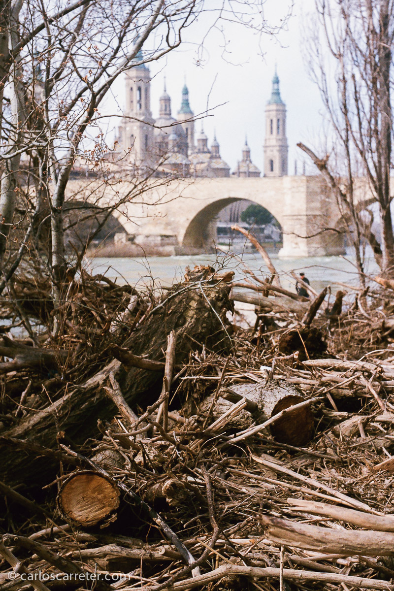 En Madrid me hice con una Leica M2 que prové paseando por Zaragoza, calzada con el Elmar 50/3,5 de la IIIf.