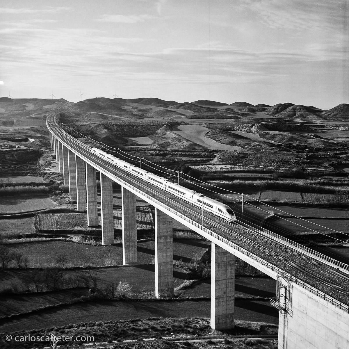 El formato medio con la Yashica Mat 124G puede dar resultados muy eficaces, a pesar de que es un talabarte notable para acarrear; aquí usada para un paisaje ferroviario en Rodén.