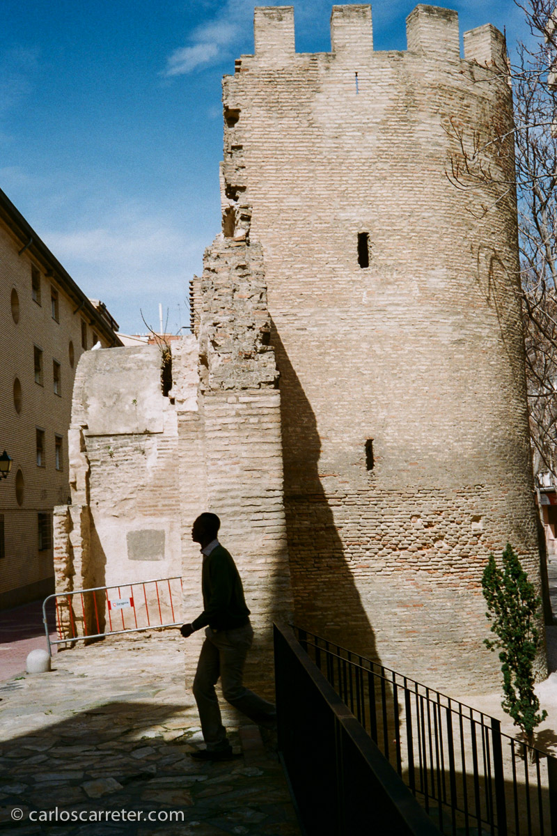Me dejaron un Rollei 35S que saqué a pasear por Zaragoza. Y eso que la mañana estaba un poco demasiado soleada al pasar por las Tenerías.