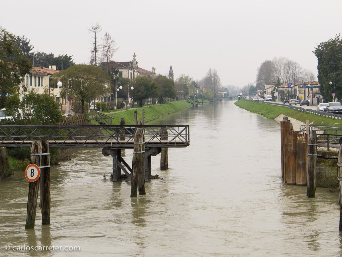Fenomenal día de paseo en barco por el Naviglio del Brenta, viendo el paisaje, la villas y los palazzos campestres venecianos.