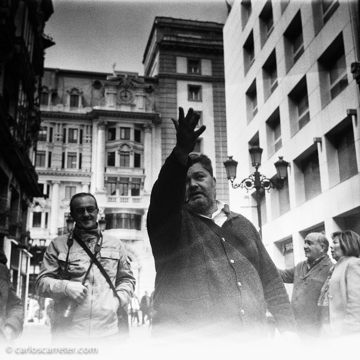 No ha faltado algún accidente, como el velado parcial del rollo que usé con la Zeiss Ikon Ikonta B durante el Safari Callejero de Gozarte que hicimos con FeZ.