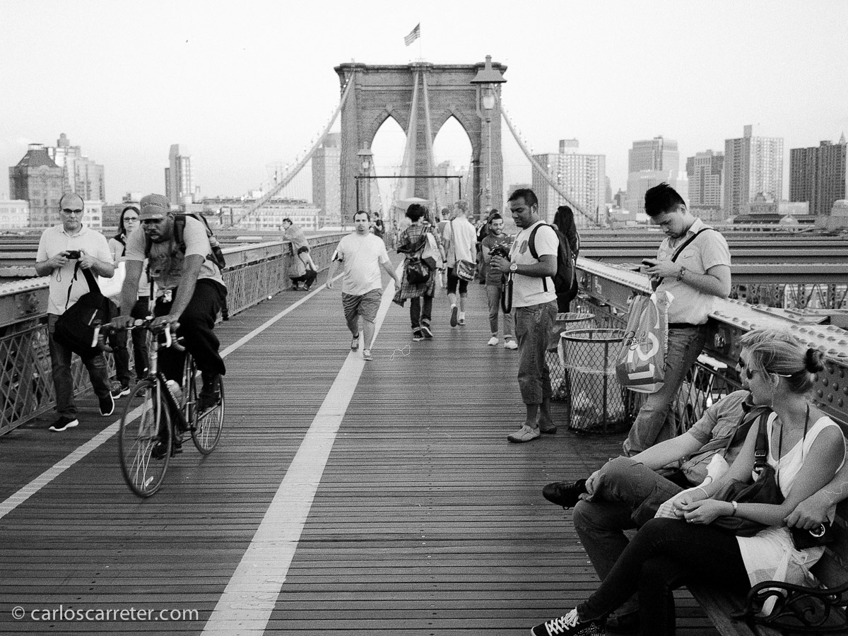 Y cámaras analógicas, una que me llevé, y otra que me compré allí, una Fuji GS645S Wide 60, con la que hice esta fotografía del puente de Brooklyn.