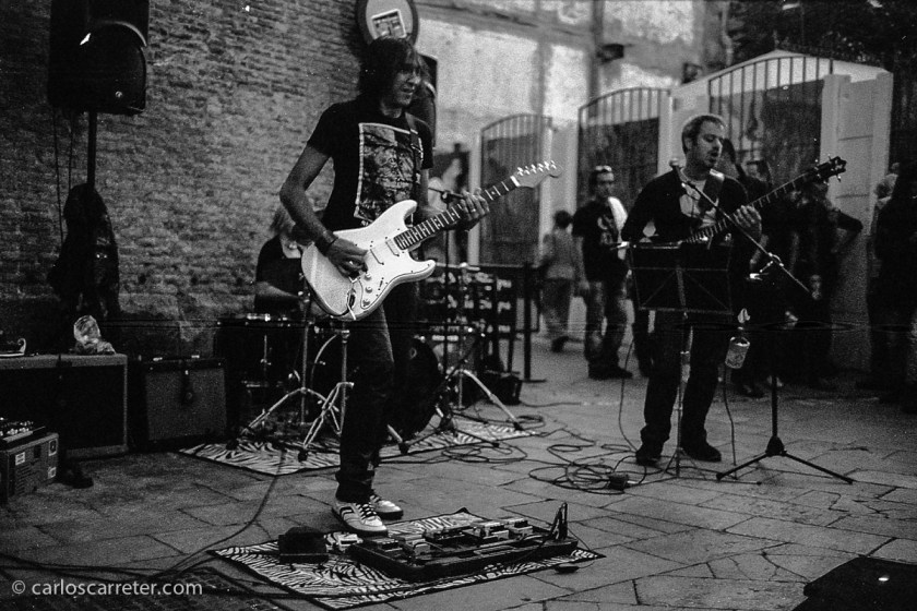 Mi primera Leica fue la Leica CL con el C-Summicron 40/2. Que mostró sus virtudes con luz escasa, en un concierto al aire libre durante las fiestas del Pilar.