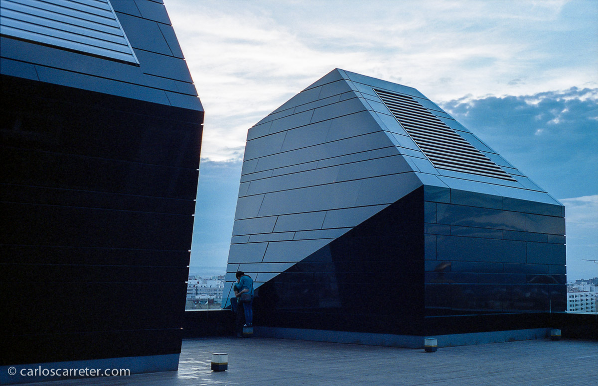 Lo cierto es que la FM2 es una cámara excelente con un gran visor para cuando hay poca luz, y muy agradable de usar. Muy bien pensada.