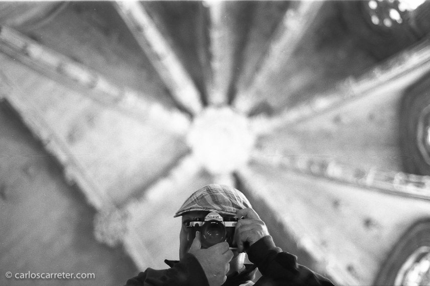 A Lérida, a pasar la mañana y ver alguna exposición me llevé una Nikon FM2 que me prestaron, y donde me autorretraté en la Seo Vieja.