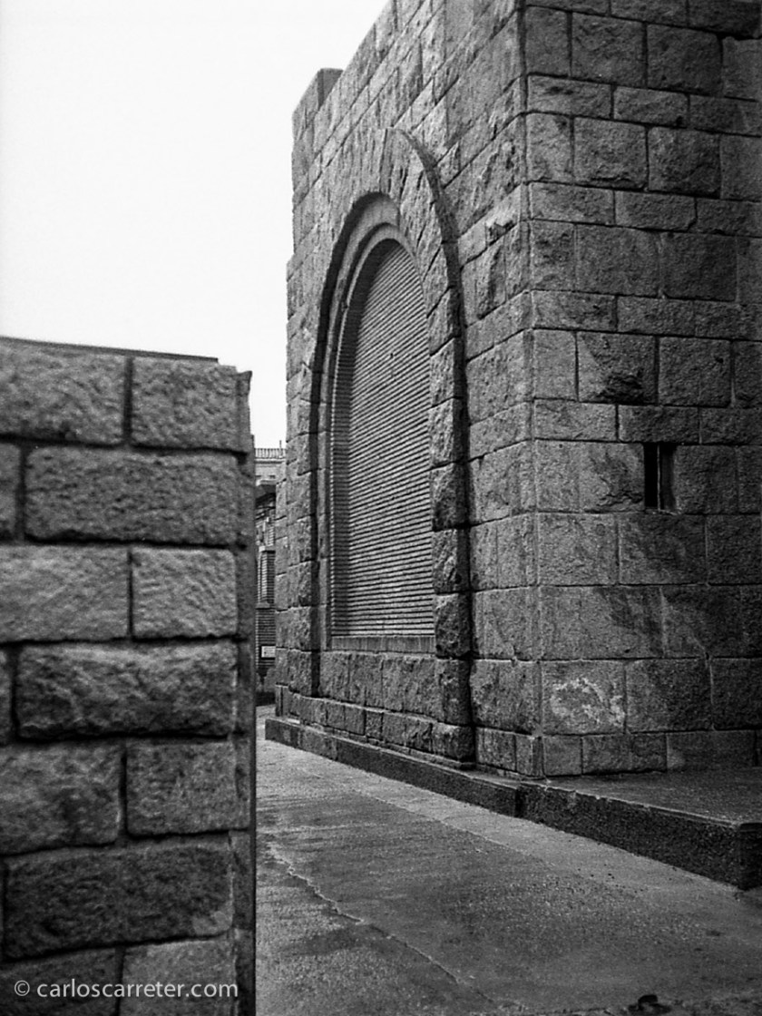 Cambio de tercio por completo. Me llega desde Viena una Canon Demi EE17. Cámara de medio formato (negativo de 18 x 24 mm), muy ligeramente mayor que el formato APS-C de las digitales. Sin pilas, es una cámara mecánica, de exposición manual.