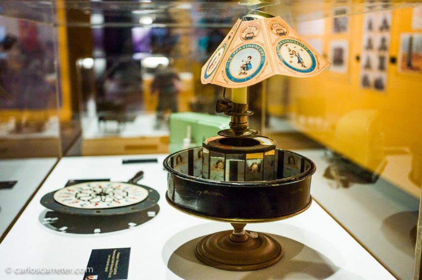 También gusta contemplar los elementos históricos, como el praxinoscopio. Aunque hubiera estado bien algún elemento de interactividad, y no urnas de no tocar.