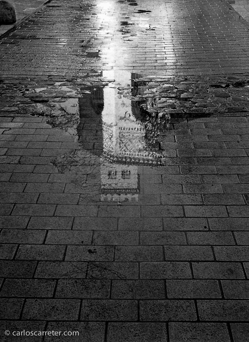 Pero si a la Demi EE17 le pones unas pilas, se convierte en cámara de exposición automática con prioridad a la velocidad de obturación. Y tiene un objetivo muy luminoso, f/1,7.