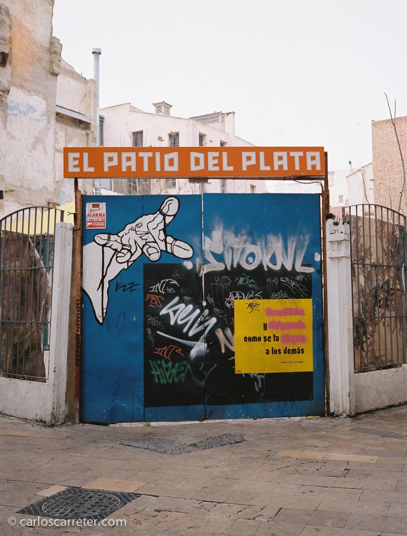 Ya finalizando el año, un carrete de negativo en color para la Fuji GS645S, que me permite explorar los servicios de laboratorio de los "lomógrafos". Uno de los problemas actuales es el mal servicio que dan los comercios fotográficos a la película tradicional, y hay que ir probando.