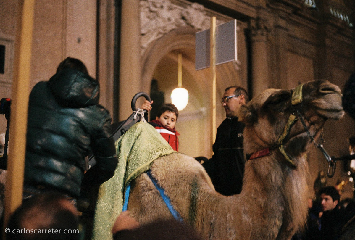 Y para terminar esta memoria de fotografía tradicional en 2013, usando la Leica M2 con película de "sólo" 400 ISO con luz escasa.