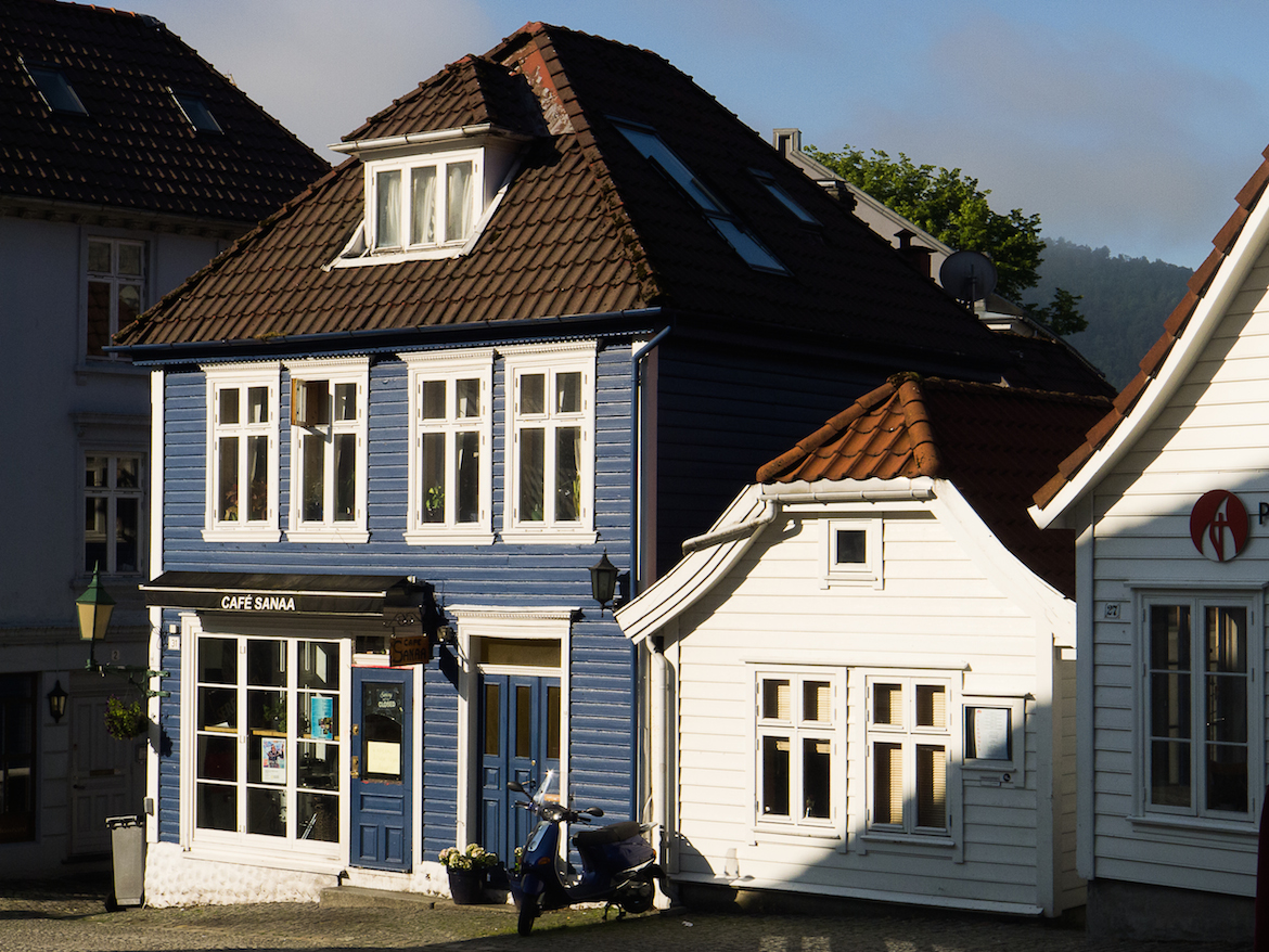 Y no faltan las escenas que transcurren entre las empinadas calles de la ciudad, flanqueadas por las típicas casas de madera.