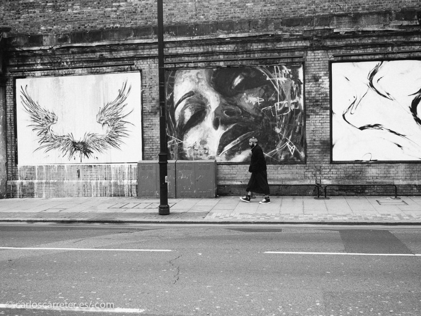 Londres, desde luego, es un buen lugar para el que se junten en una misma trama judíos, musulmanes, yanquis,... y por supuesto, británicos. Algunos en la más pura tradición de los espías al servicio de su majestad, y no me refiero al petardo de 007.
