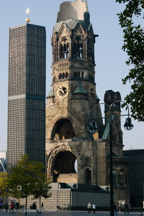 Otro tiene que ir a Berlín,... que por cierto el color azul de los polvitos es similar a las cristaleras del "lápiz de labios" y la "polvera" de la Iglesia Conmemorativa.