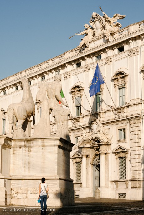 Junto con la "prota" cogen a tres "pringaos" para transportar los polvitos azules misteriosos. Uno tiene que llevarlos a Roma... quien sabe, igual se los llevan al Quirinal al propio presidente de la república.