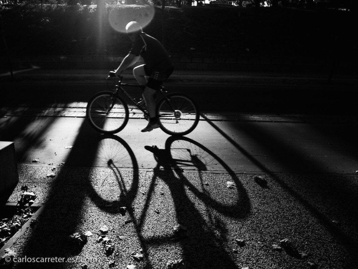 Para evitar la mayor parte de las distracciones, he usado la "tapita" de Olympus. Un "objetivo" con una apertura fija a f/8 y que se enfoca sólo entre 30 cm y aproximadamente 2 metros. A jugar con la hiperfocal.