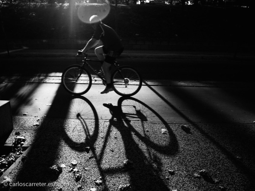 Para evitar la mayor parte de las distracciones, he usado la "tapita" de Olympus. Un "objetivo" con una apertura fija a f/8 y que se enfoca sólo entre 30 cm y aproximadamente 2 metros. A jugar con la hiperfocal.