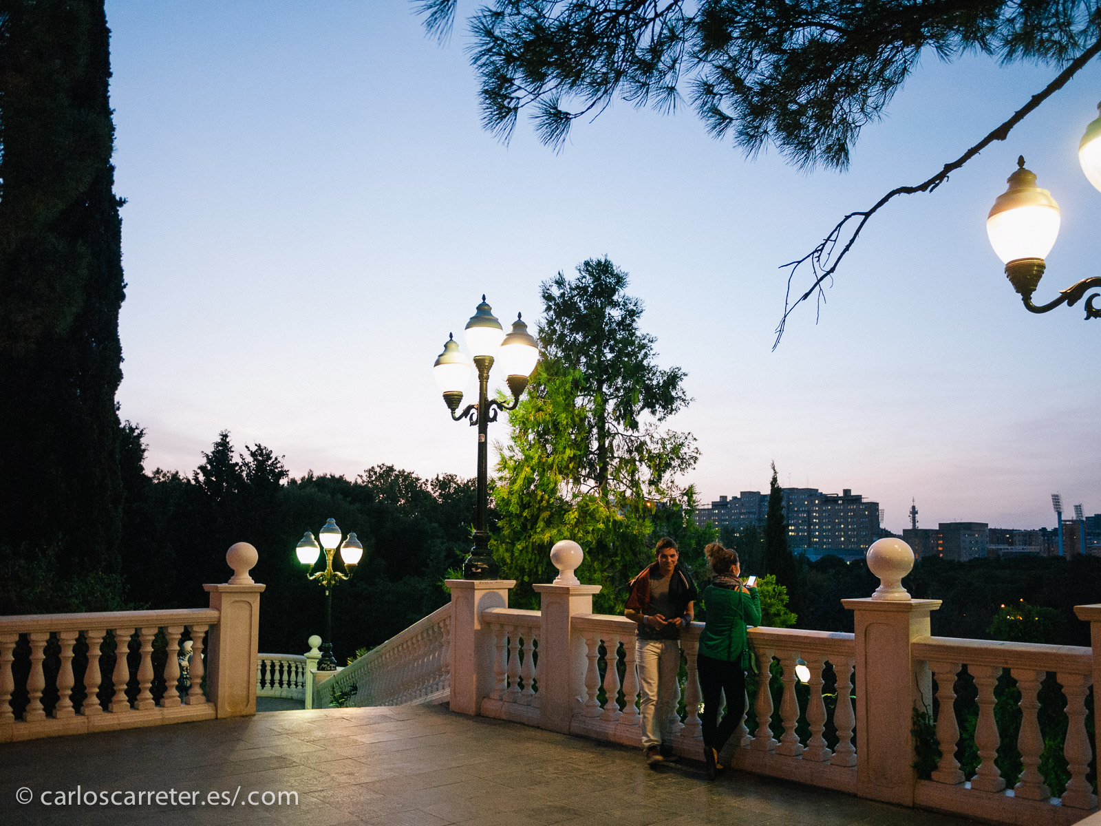 Nocturno suele ser el ambiente de las series de superhéroes. Es cuando salen los malos ha hacer sus fechorías.