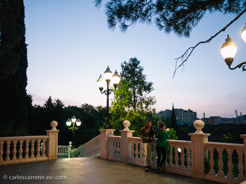 Nocturno suele ser el ambiente de las series de superhéroes. Es cuando salen los malos ha hacer sus fechorías.