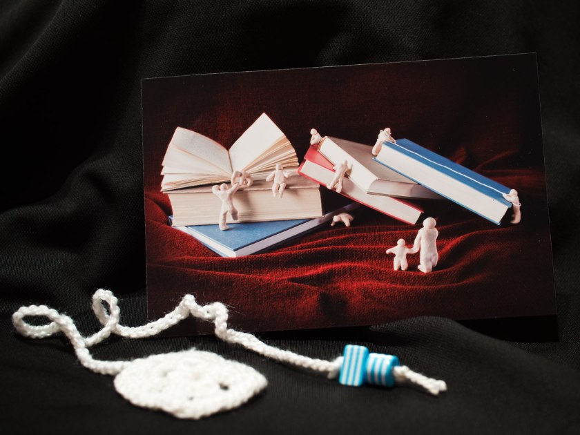 El libro me llegó con dos detalles; una fotografía realizada por Ana y un simpático marcapáginas de ganchillo