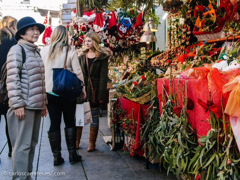 Supongo que hay muchos elementos que son muy universales en estas celebraciones; los adornos, las luces,... (Mercadillo de la plaza de la Catedral)