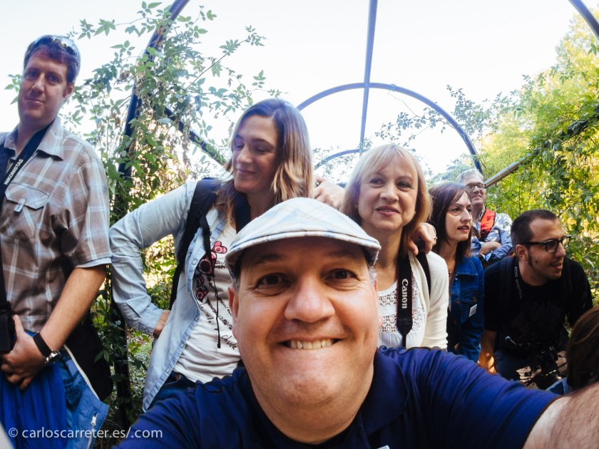 EL SELFI - CON EL OJO DE PEZ DE PLÁSTICO QUE ME TRAJE DE JAPÓN, CELEBRAMOS LA QUEDADA POR EL PARQUE GRANDE CON FOTÓGRAF@S EN ZARAGOZA, Y OS DESEO A TODOS MUY FELIZ AÑO 2015.