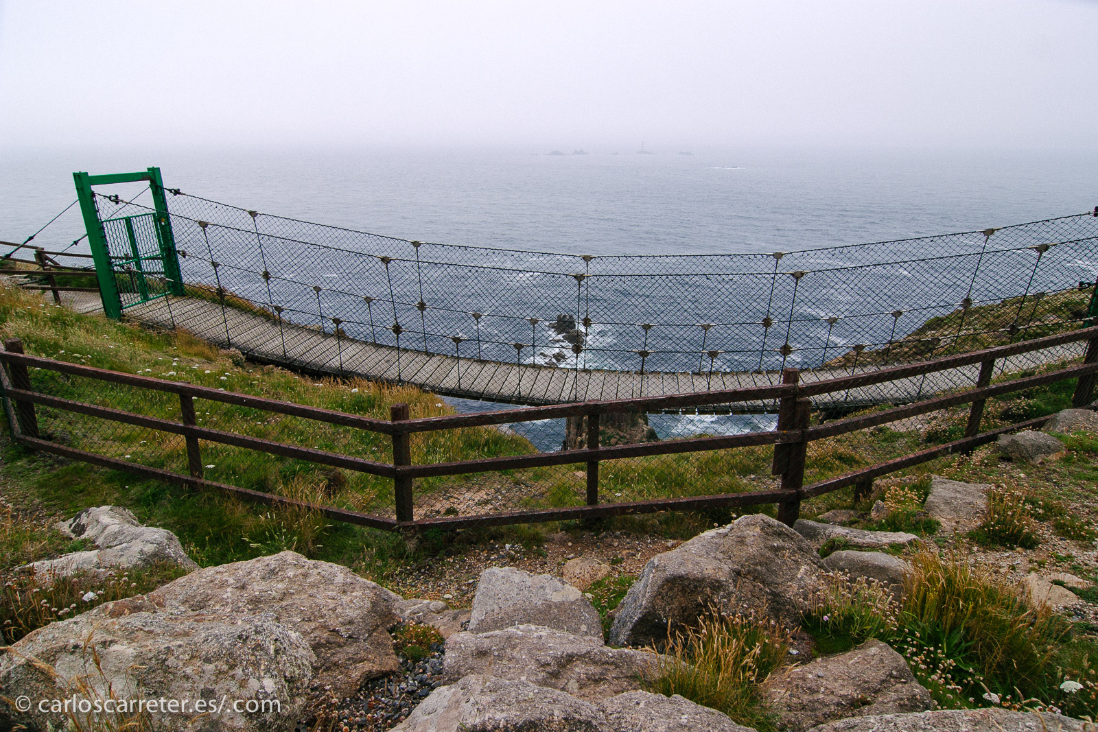 Pasarelas sobre los acantilados de Land's End, en Cornualles.