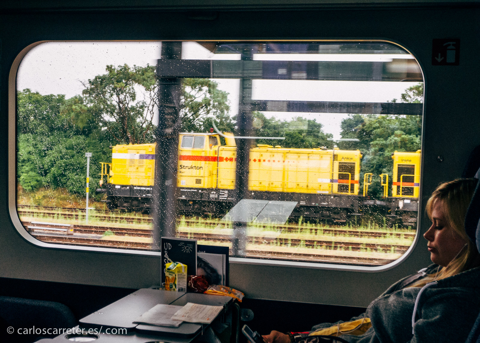 A pesar de que en la serie "1864" nos muestran constantemente unos paisajes daneses perpetuamente soleados, en ese viaje nos cayó agua a cántaros. Di que en el tren que nos llevaba se iba muy bien.