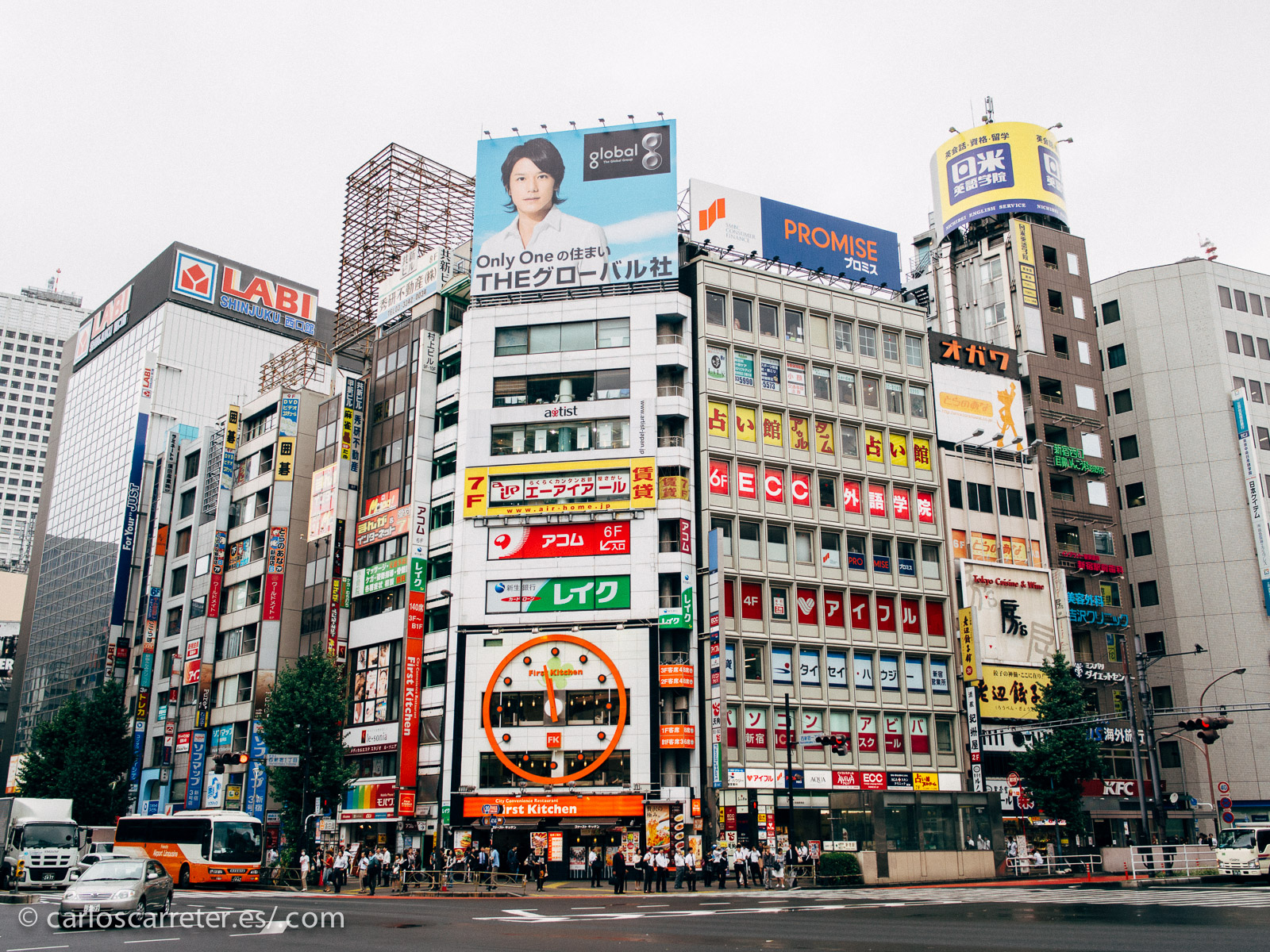 En realidad, San Fransokyo es más San Francisco con detallitos de estética oriental que otra cosa. Pero no faltan los anuncios y los neones propios de Tokio,... y de un montón más de ciudades populosas.