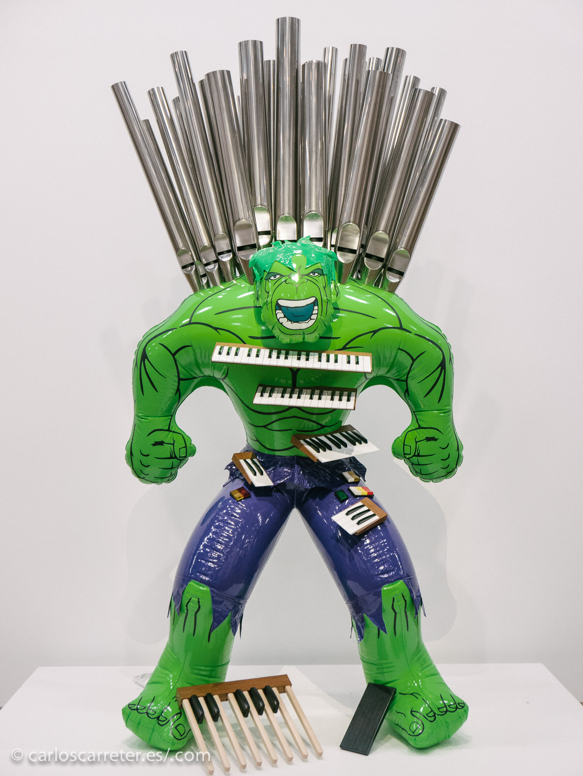Los inflables de Koons son muy característicos, y aquí se apropia de un icono de la cultura popular, "La Masa", "The Hulk", para una representación del mundo de la música.