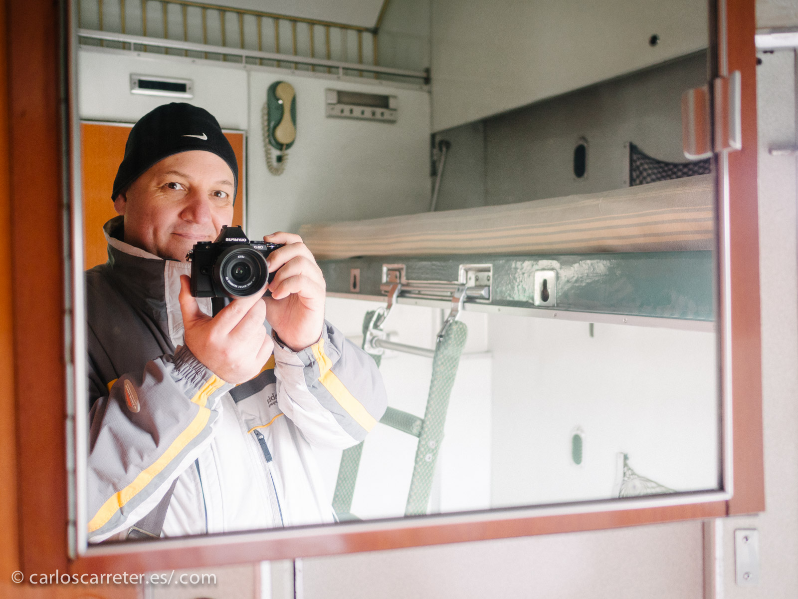 Autorretrato en el interior de uno de los coches cama del tren azul.