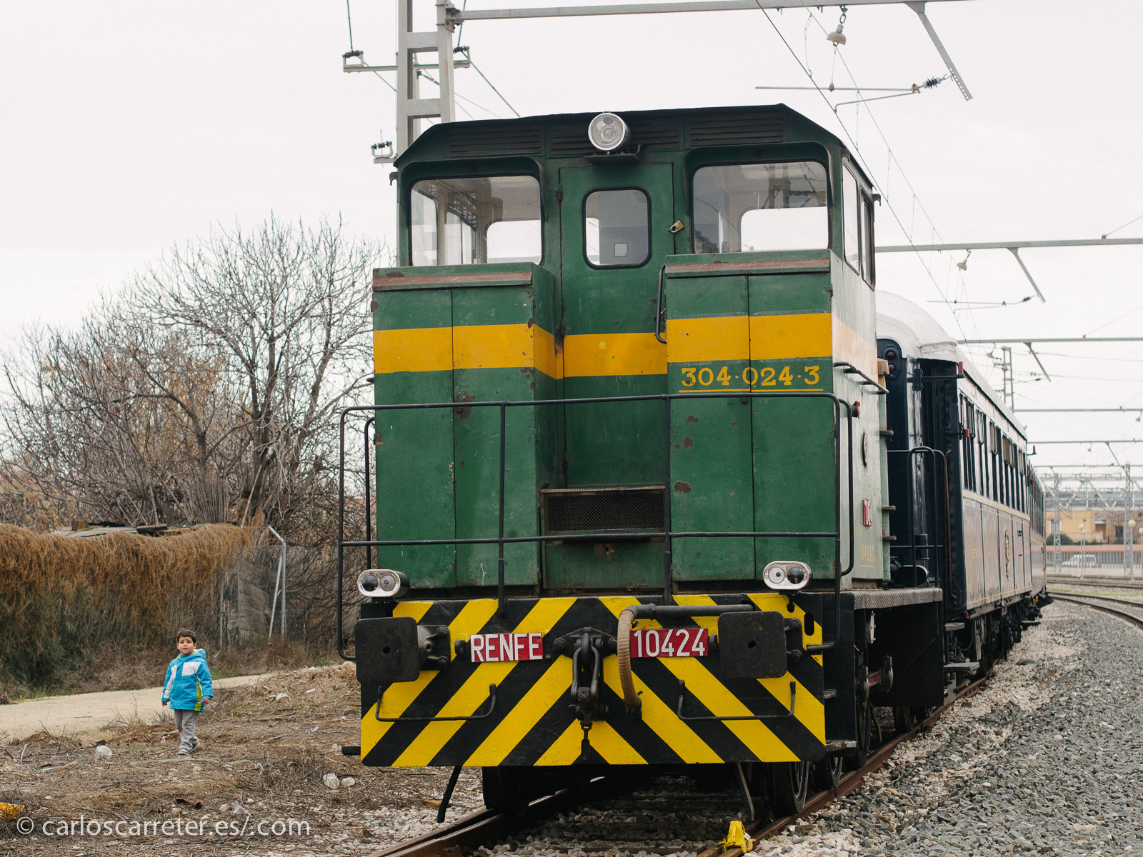 A la cabeza del tren azul un pequeño tractor de maniobras diésel, también preservado, y utilizado para mover el material.