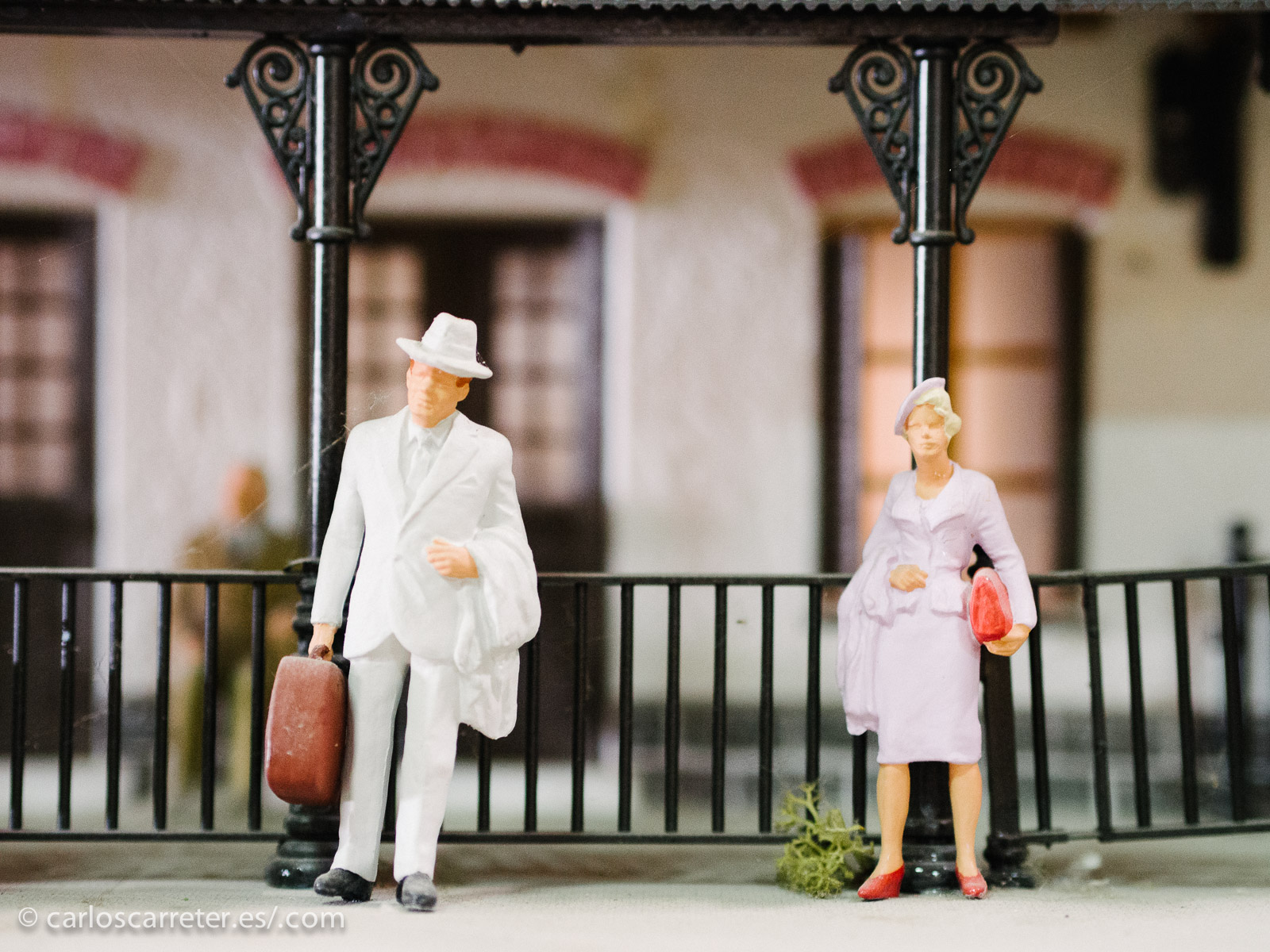 Mientras, en la estación también a escala, estos pasajeros mostraban una paciencia infinita.