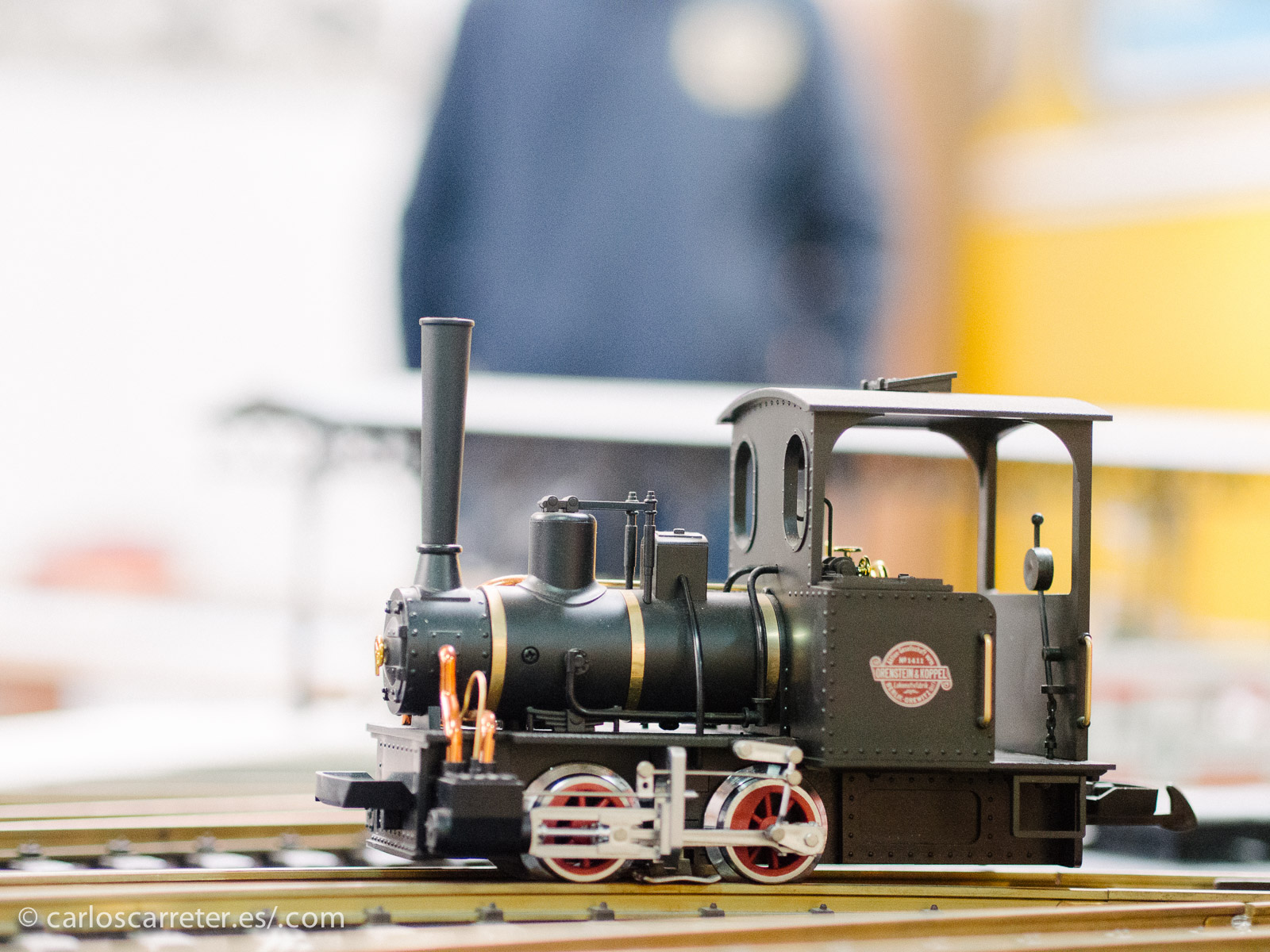 Escurridiza esta pequeña locomotora a escala, hasta que el "conductor" la paró un rato para poder hacerle unas fotos.