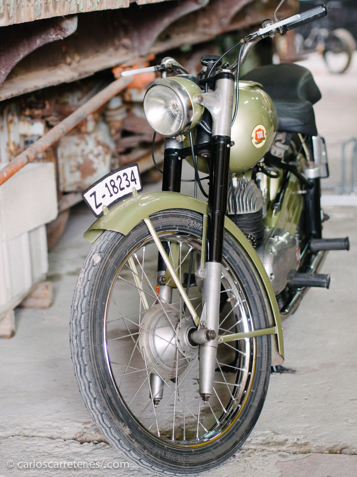 La motocicleta Montesa tiene ya unos cuantos años, pero se ve perfectamente cuidada y en buen estado.