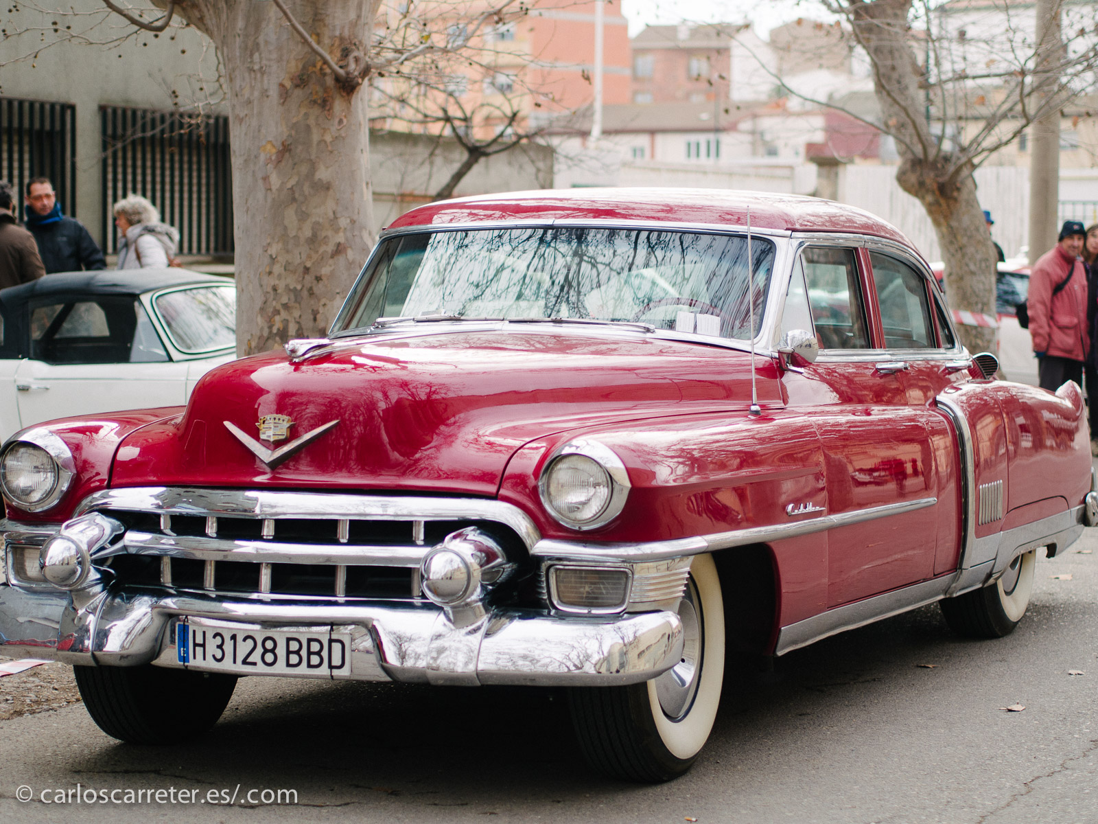 Coches grandes, americanos, muy vistosos, de los que dicen que hay que irse a Cuba para ver en abundancia.