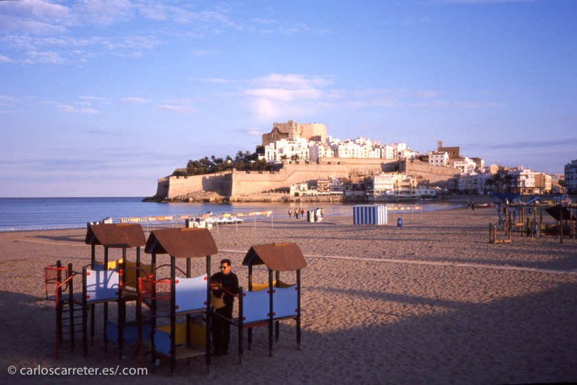 Las fotografías de hoy son de 1998, de cuando mi hermana vivía en Peñíscola y alguna vez me dejaba caer por allí a pasar unos días. No muy a menudo. A mis las playas masificadas no me gustan.